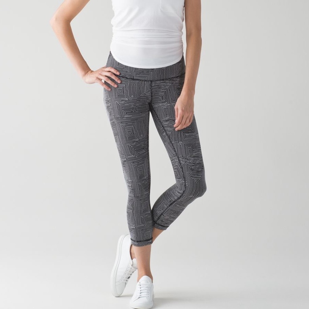 Lululemon Wunder Under Crop III - Maze Jacquard White Black Size 6
